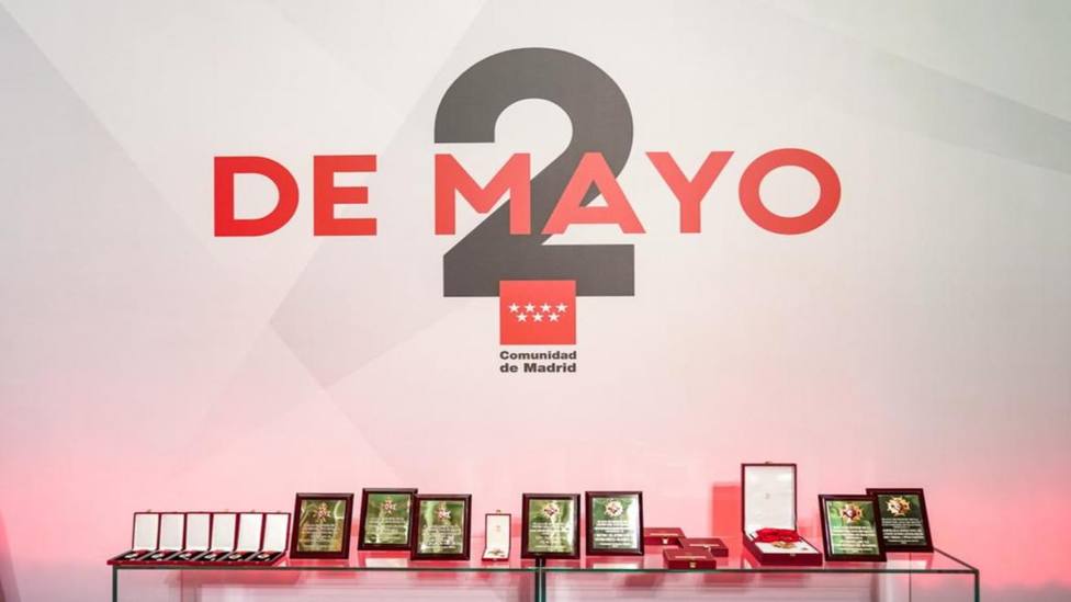 La Comunidad de Madrid concede a dos empleados públicos la Orden del Dos de Mayo a título póstumo