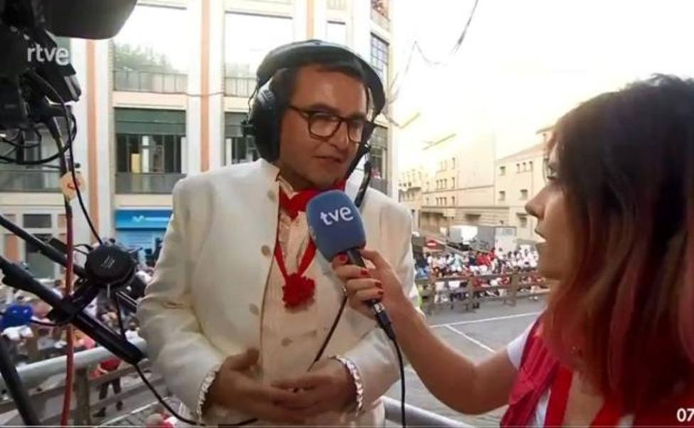 Un trabajador de TVE se hace viral por el gesto que hace en plena retransmisión de San Fermín