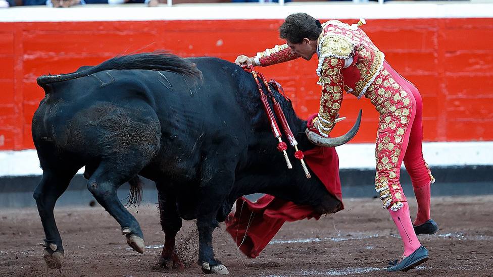 Estocada de Ginés Marín al quinto toro de Garcigrande en Bilbao, al que cortó una oreja