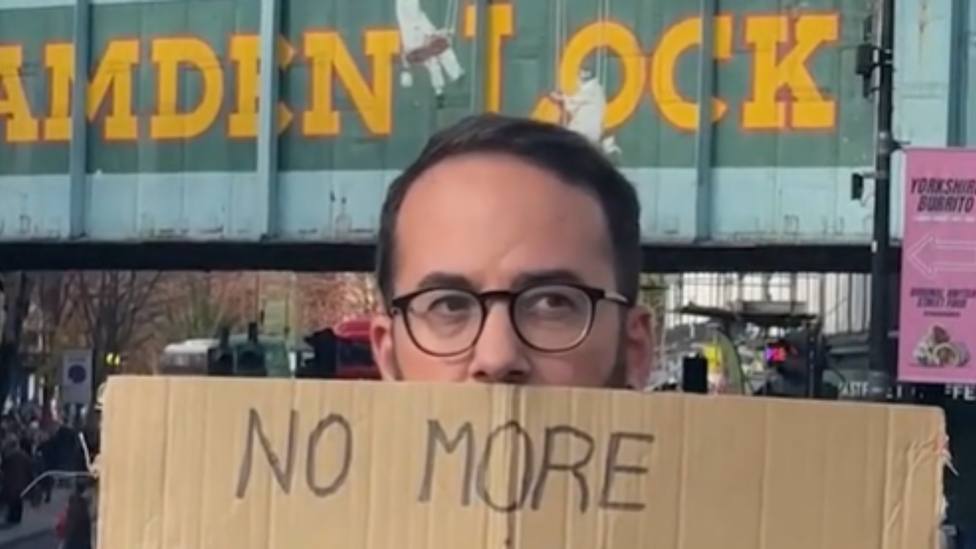 Dos valencianos viajan a Londres y el cartel que sacan en plena ciudad deja sin palabras a todos
