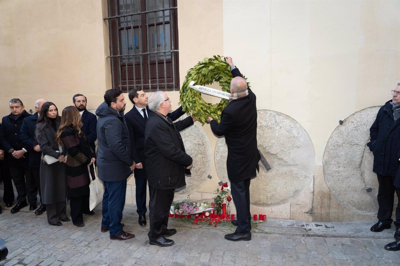 Veintis is a os de un cruel atentado en Sevilla