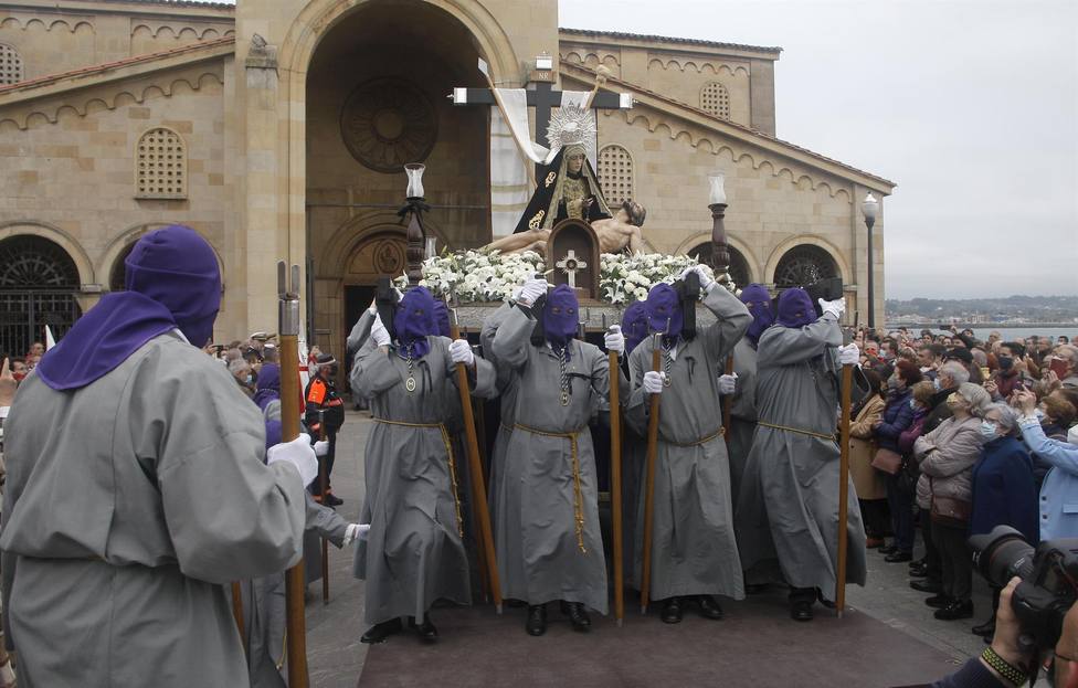 SEMANA SANTA Procesión del Santo Entierro de Cristo Viernes Santo en Gijón