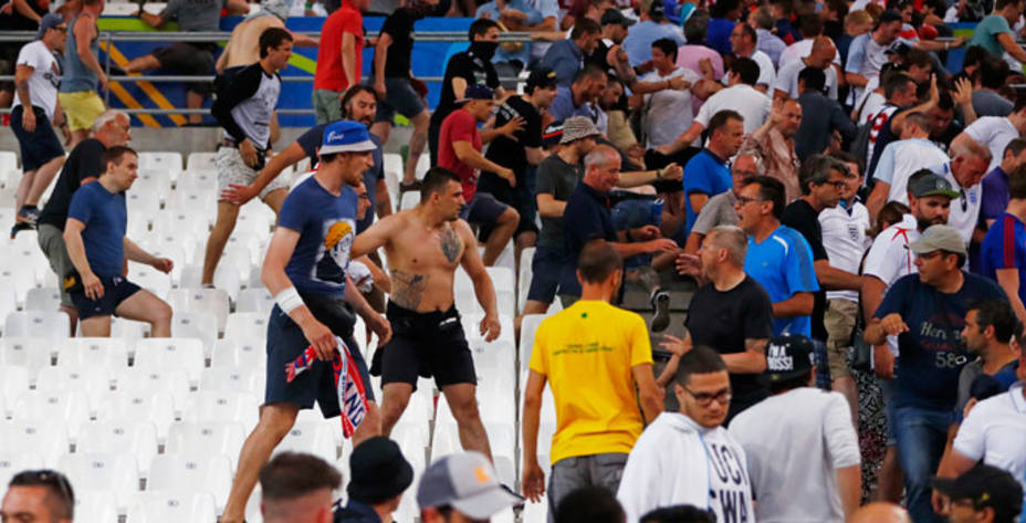 Pelea entre aficionados rusos e ingleses en el Estadio de Marsella (FOTO - Reuters)