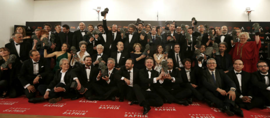 Todos los ganadores de los Goya 2016 posan con su premio. Reuters