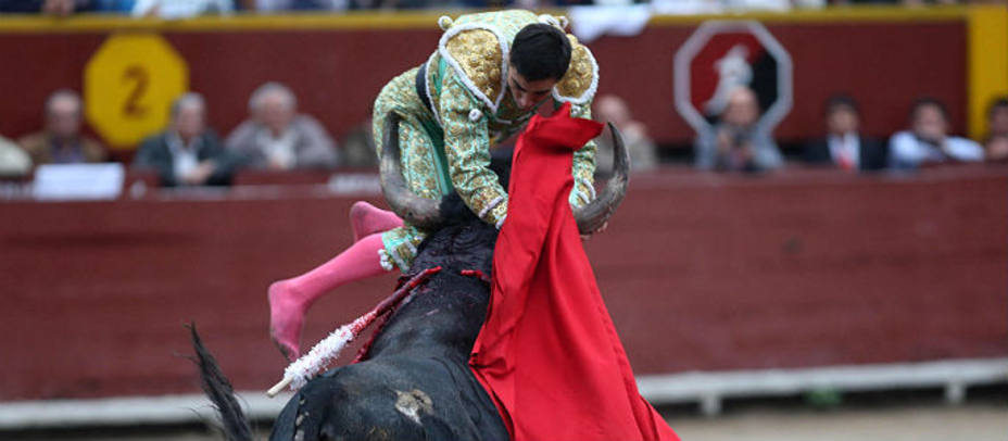 Momento de la fuerte voltereta que propinó el toro de Miura a Paco Ureña en Lima (Perú). ARCHIVO