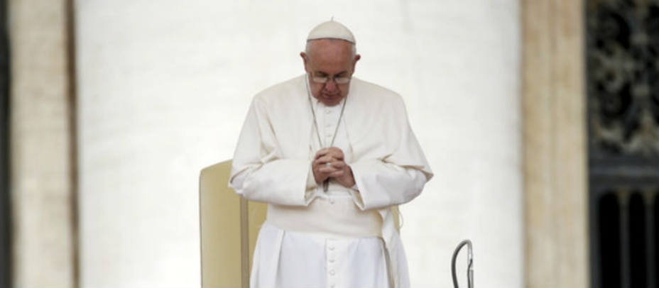 El Papa rezando durante una audiencia en San Pedro. Reuters