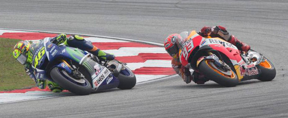 Rossi y Márquez mantuvieron un tenso enfrentamiento en Malasia. EFE