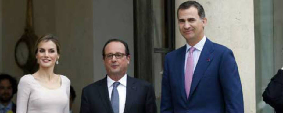 Los reyes junto al presidente francés, Hollande, en su anterior visita al Elíseo. EFE