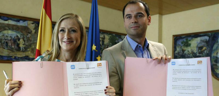 Cristina Cifuentes e Ignacio Aguado con el documento que han firmado. EFE