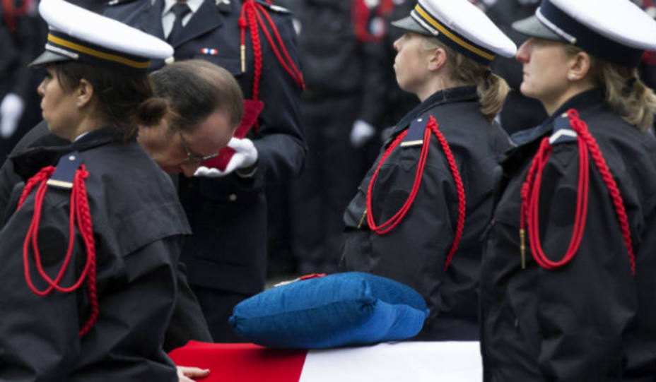 El presidente francés, Francoise Hollande rinde homenaje a los policías asesinados. REUTERS