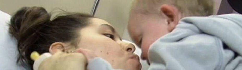 Christine Simoes con su hijo Cameron en el hospital