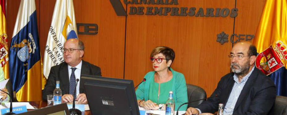 El presidente de Repsol y los vicepresidentes de la Confederación Canaria de Empresarios (EFE)