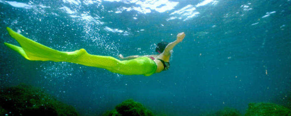 Una alumna de la Academia de Sirenas haciendo movimiento sinoide. FOTO (sirenasmediterraneanacademy.com)