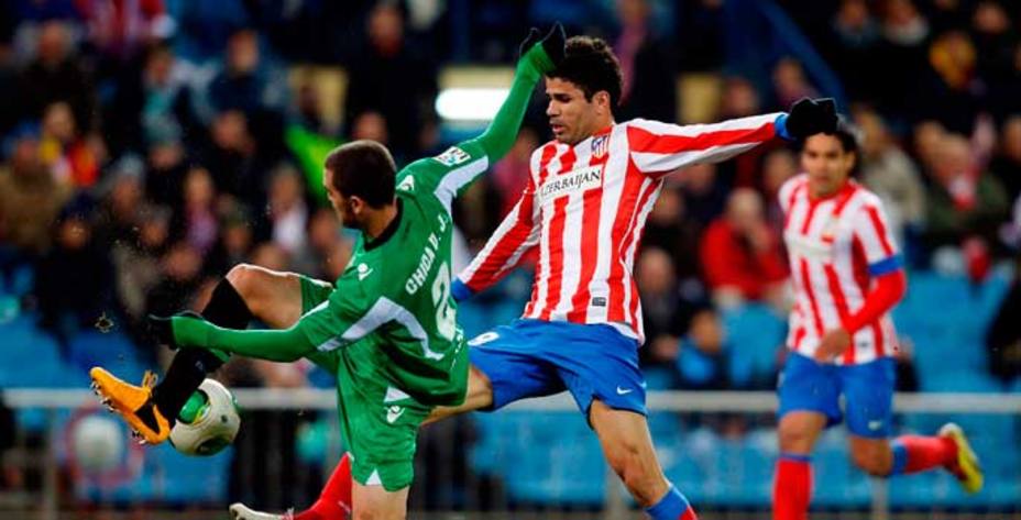 Diego Costa lucha un balón con Chica (Reuters)