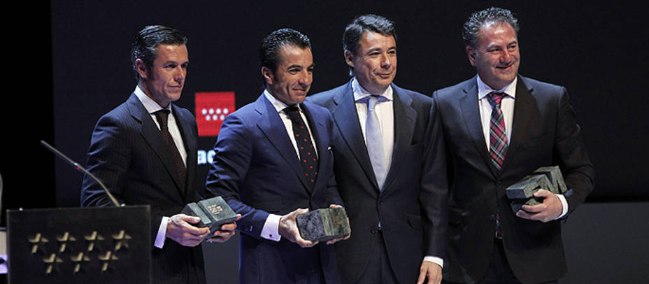 Joselito, El Fundi y José Luis Bote junto al presidente Ignacio González. EFE