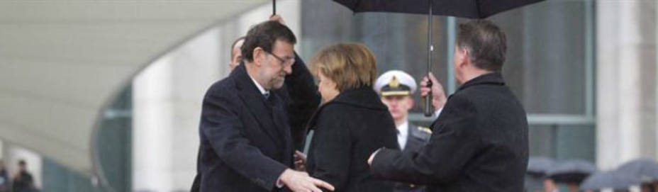 El Presidente del Gobierno y la Canciller alemana han tenido que luchar contra el viento y la lluvia.EFE