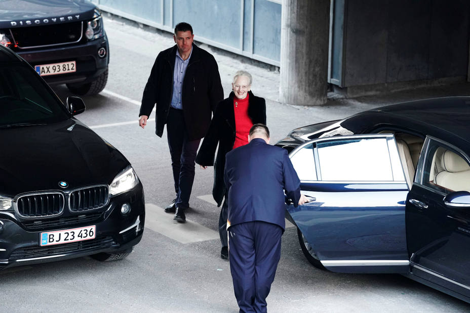 La reina Margarita de Dinamarca visitando al príncipe Enrique en el hospital. REUTERS