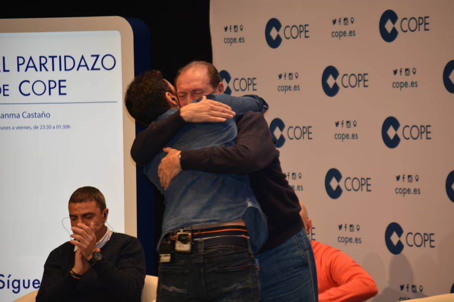 El abrazo de Quini y Juanma Castaño en el programa especial de El Partidazo de COPE en el Teatro Jovellanos de Gijón en marzo de 2017