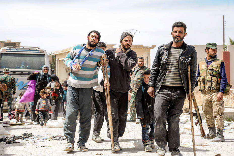 Varios hombres heridos evacuados de Guta en Siria