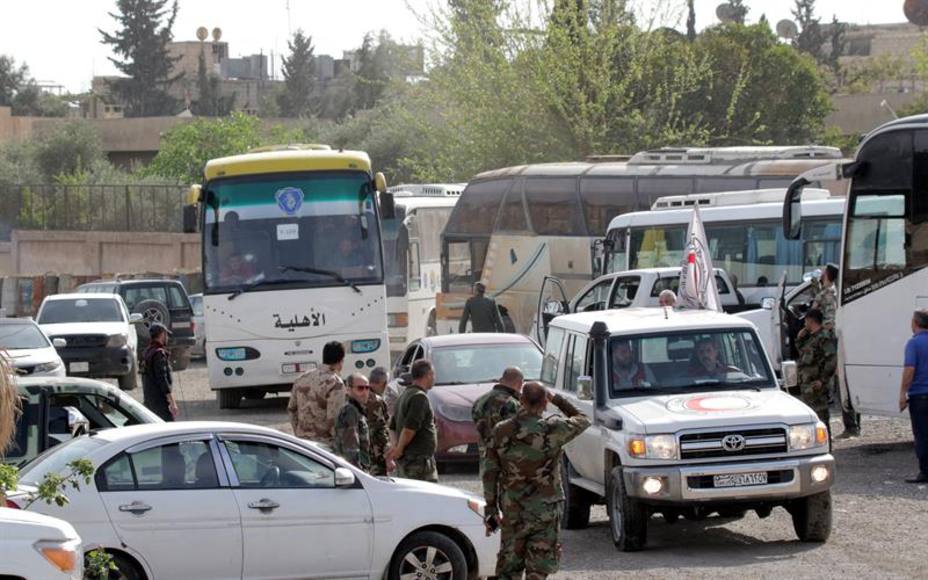 Combatientes del Ejército del Islam y sus familias son evacuados en autobús de Duma. EFE