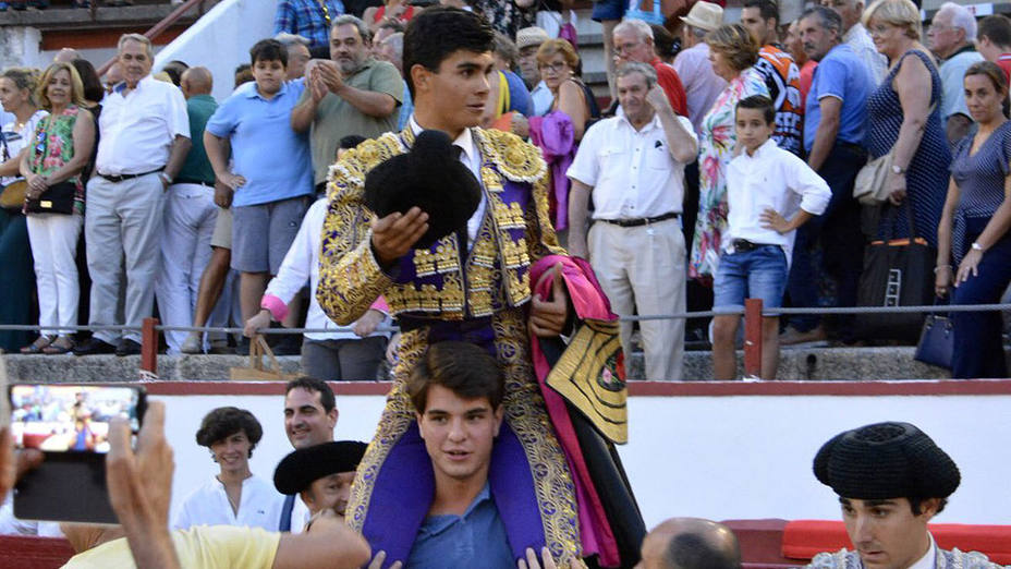 Francisco de Manuel en su salida a hombros en la novillada celebrada en Colmenar Viejo