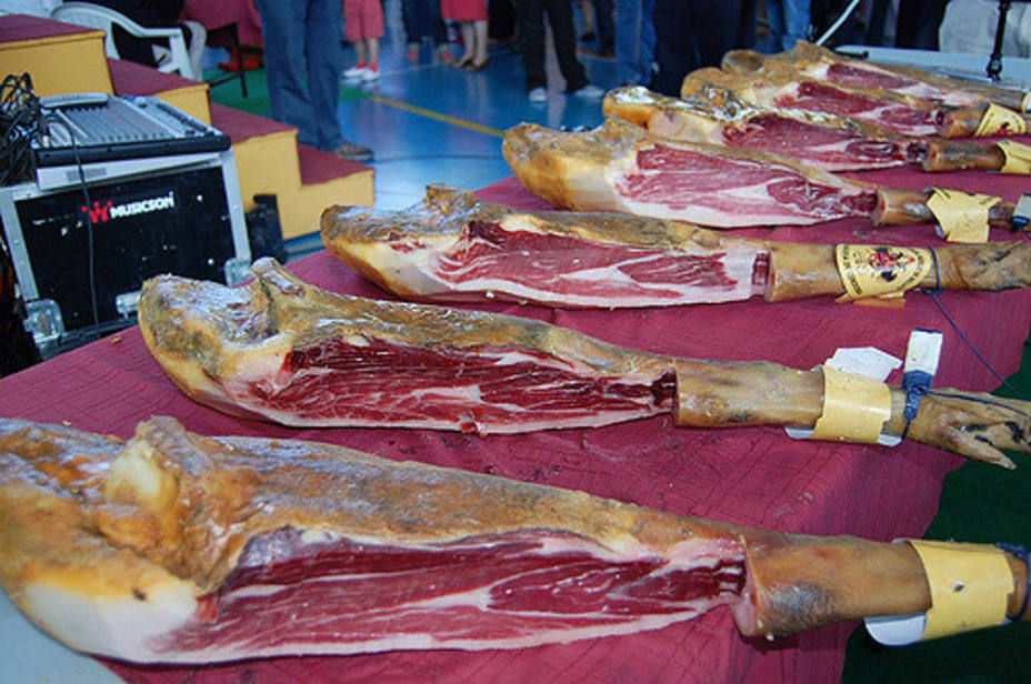 El pueblo de Torrijos quiere batir el Récord del plato de jamón más grande del mundo