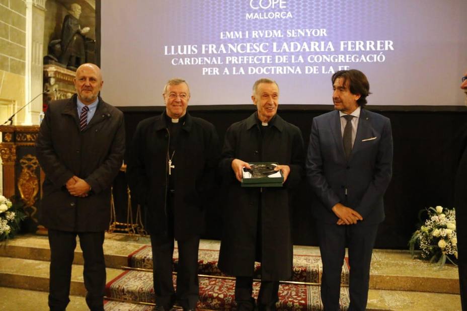 El cardenal Lluis Ladária recibe el Premi Popular d’Honor