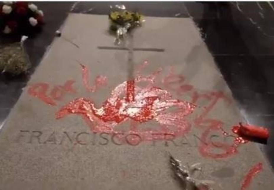 El artista que pintó la tumba de Franco presta declaración ante la Guardia Civil por desórdenes públicos y daños