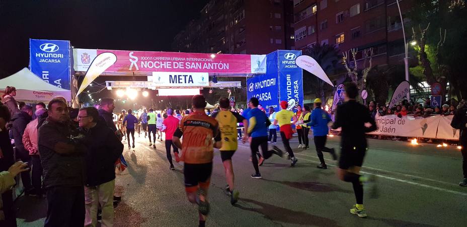 Jaén “arde” un año más con la carrera internacional Noche de San Antón