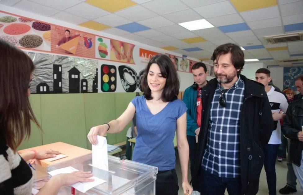 La candidata de Podemos a la Comunidad de Madrid, Isa Serra, votando el pasado 28 de abril