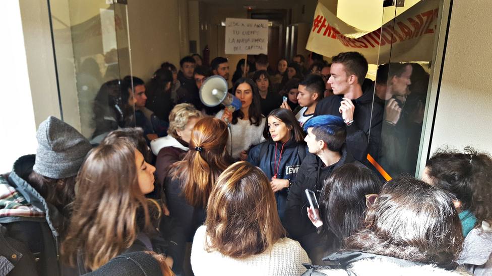 Un centenar de estudiantes intentan boicotear, sin éxito, una charla sobre prostitución en la Carlos III de Madrid