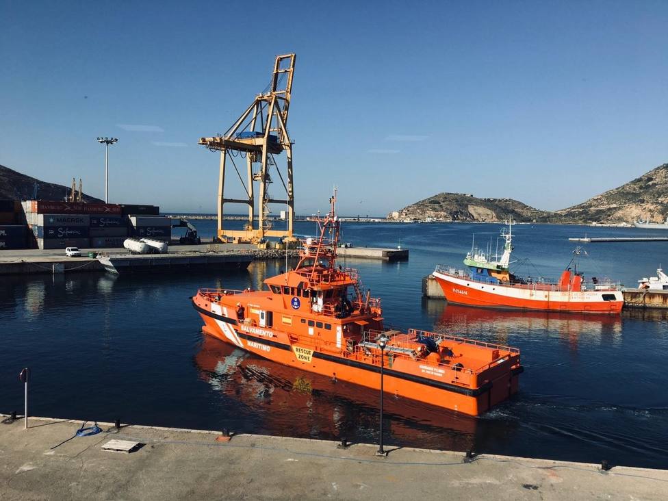 Salvamento Marítimo, Cruz Roja y Guardia Civil participan en la búsqueda del buceador desaparecido