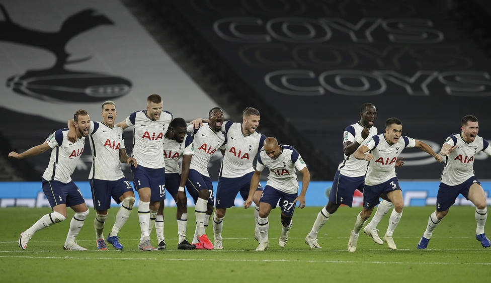 Los jugadores del Tottenham celebran la clasificación ante el Chelsea (EFE)