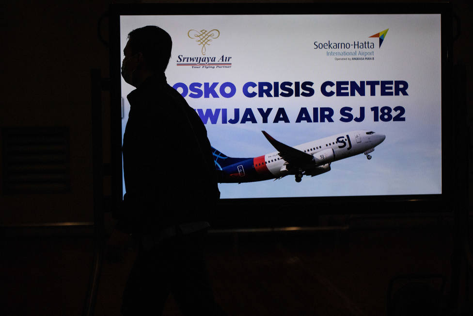 Indonesia busca los restos del avión con 62 personas que cayó al Mar de Java
