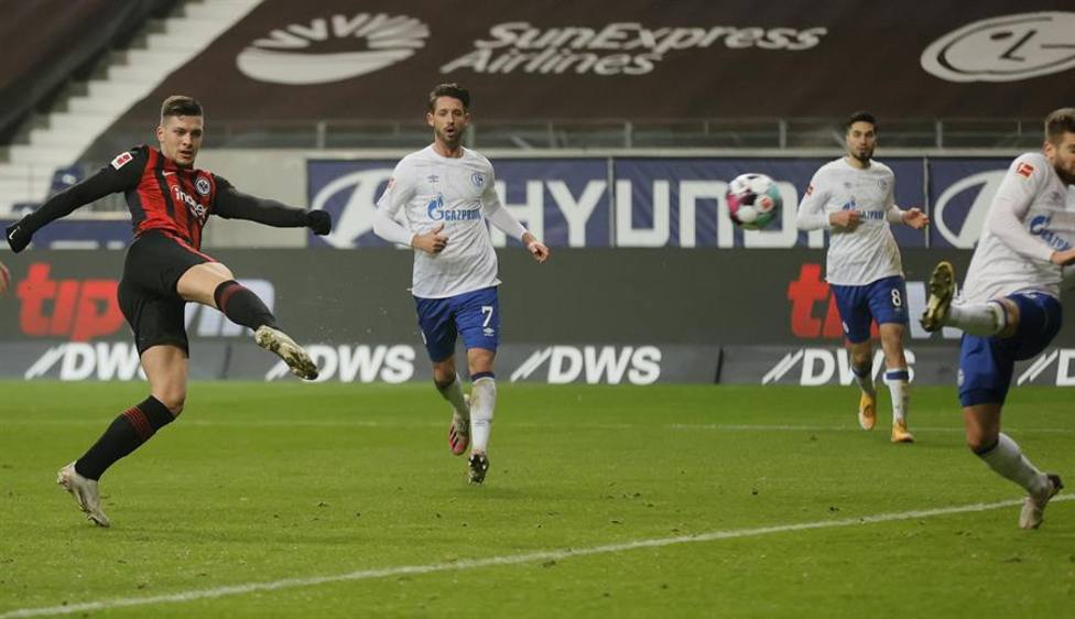 Jovic firma un doblete en media hora en su debut con el Eintracht