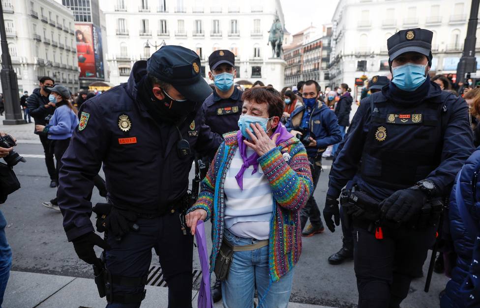 Incidentes en la Puerta del Sol durante el 8-M: dos mujeres, increpadas al cantar el Cara al Sol