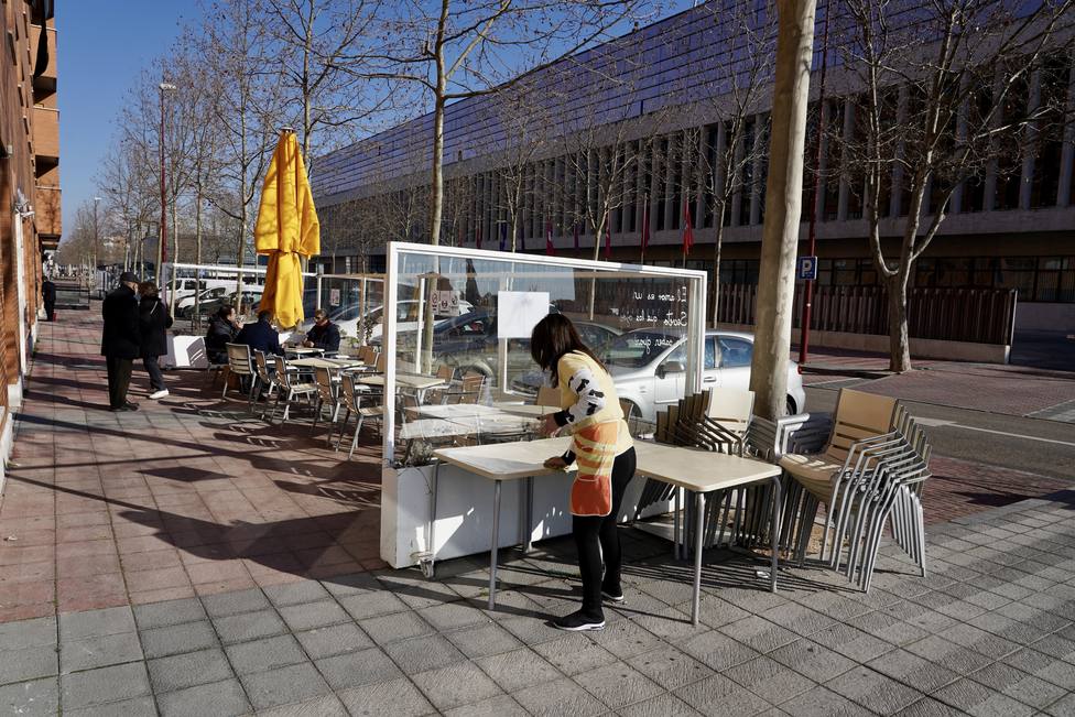 Una hostelera monta la terraza de su cafetería en Valladolid