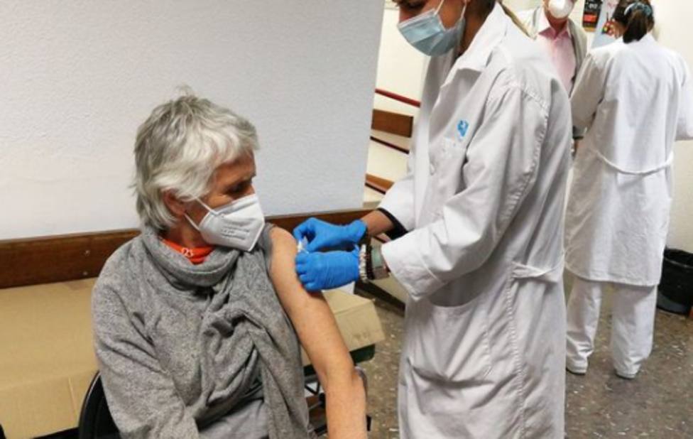 El recado de Mercedes Milá a Miguel Bosé al vacunarse del coronavirus: No me extrañaría