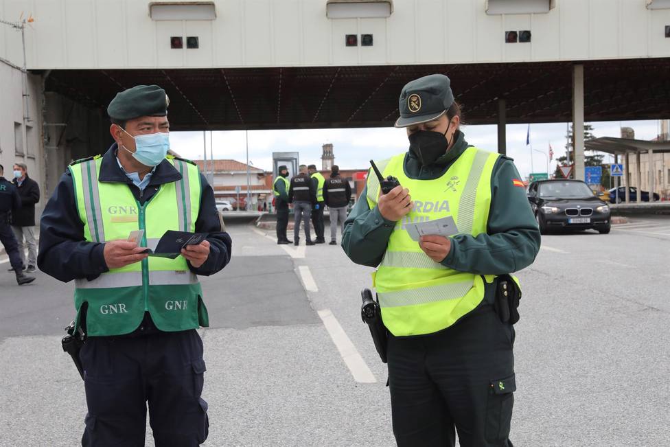 Una agente de la Guardia Civil junto con un efectivo de la GNR lusa en la frontera de Vilar Formoso-Fuentes de