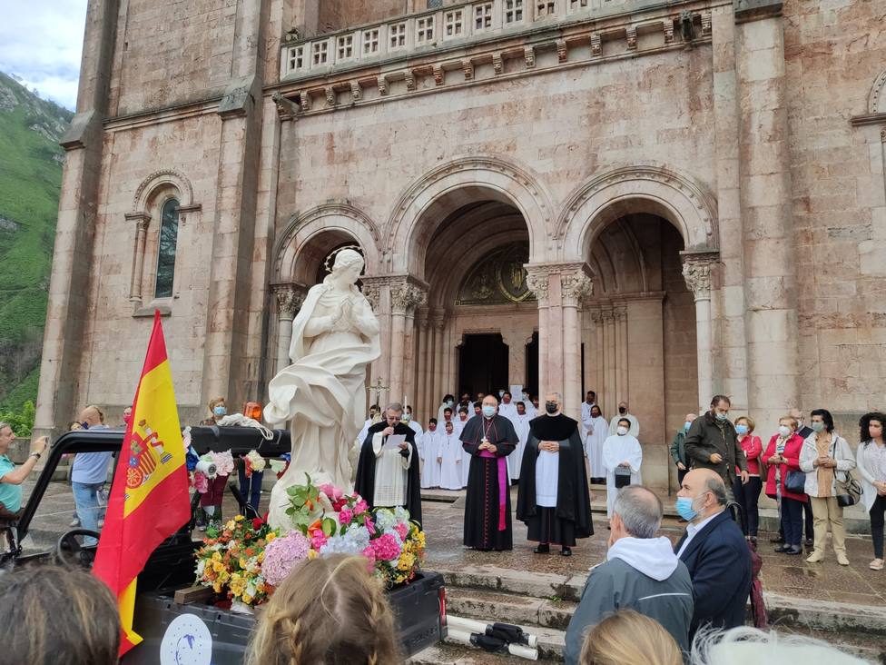La imagen de la Inmaculada Concepción llega a la explanada de la Basílica de Covadonga