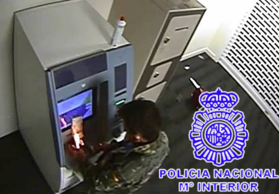 Imagen de la cámara de vigilancia en la que se ve al detenido incendiando el cajero automático