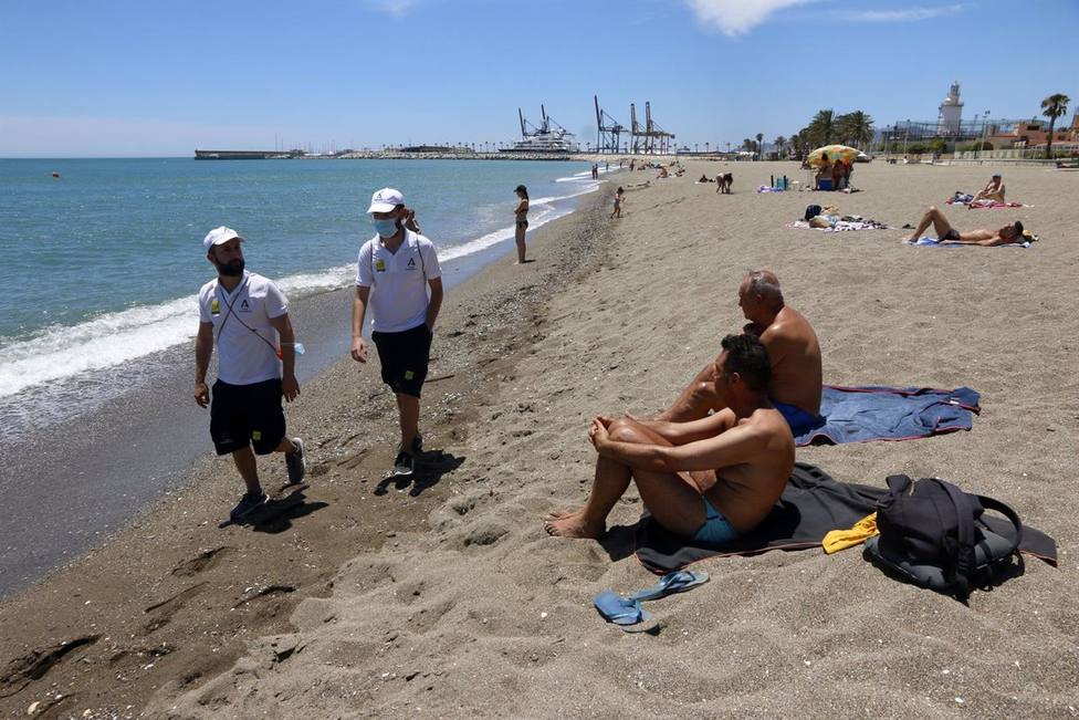 El Ayuntamiento de Málaga no prevé cortar el agua de las duchas de sus playas pero pide responsabilidad