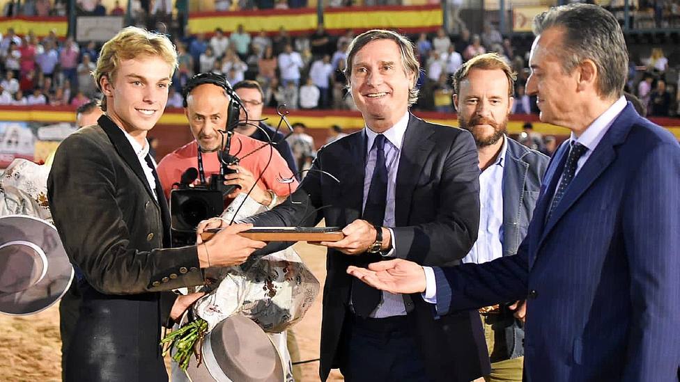 Duarte Fernandes recogiendo el trofeo de ganador del I Torneo Manuel Vidrié