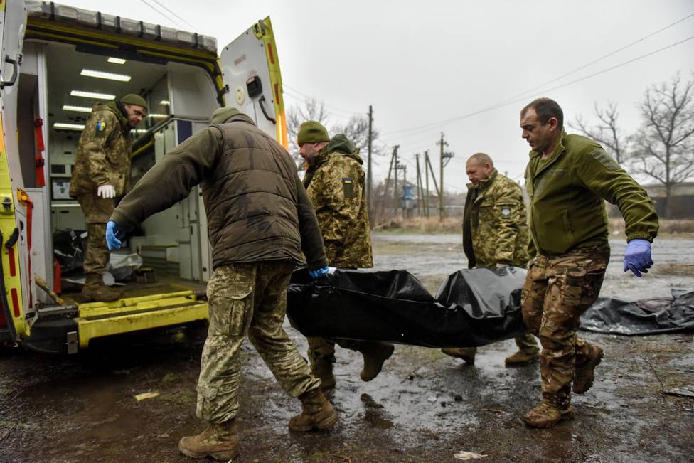 Un equipo médico militar traslada a un soldado ucraniano herido en Donetsk