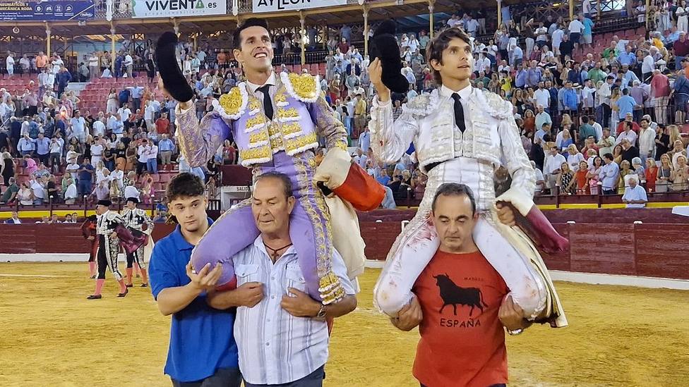 Alejandro Talavante y Sebastián Castella en su salida a hombros este lunes en Murcia