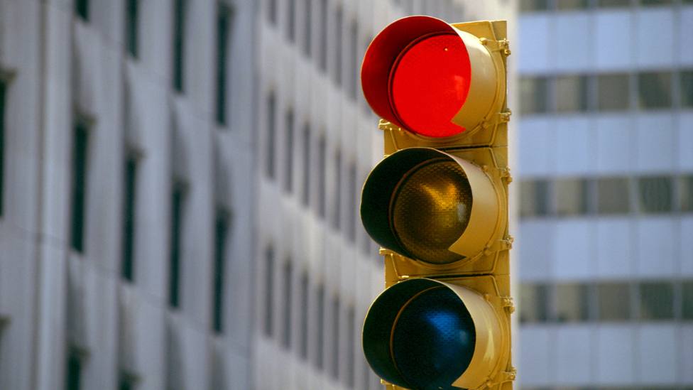 Este es el motivo por el que muchas ciudades están poniendo luces rojas en  las calles