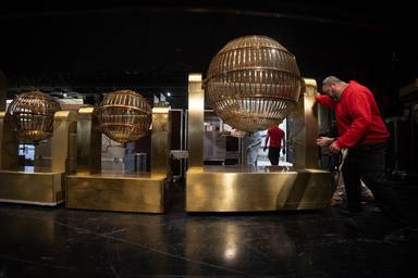 Llegan los bombos del Sorteo Extraordinario de Navidad al Teatro Real de Madrid
