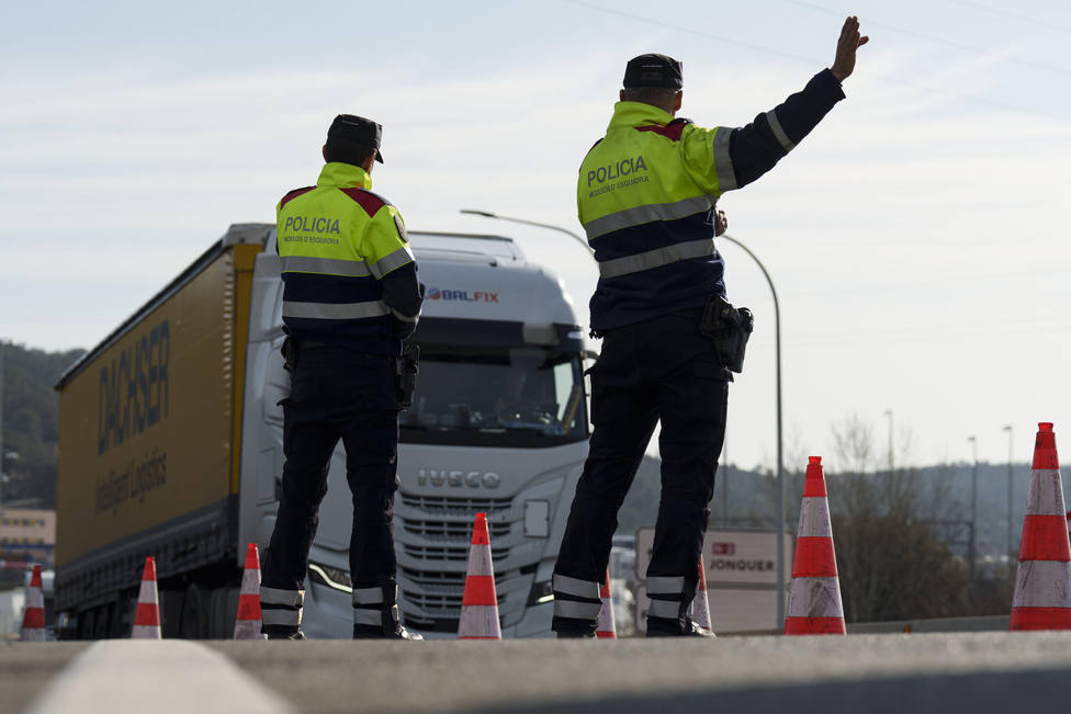 Los agricultores cortan la autopista en Perpinyà y se dirigen a la frontera española
