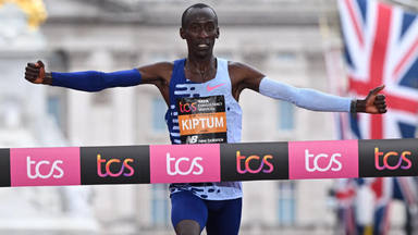 Kelvin Kiptum tras su victoria en el Maratón de Londres