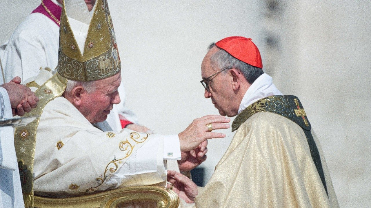 El momento en el que el Papa Francisco proclama a Juan Pablo II y a Juan XXIII santos